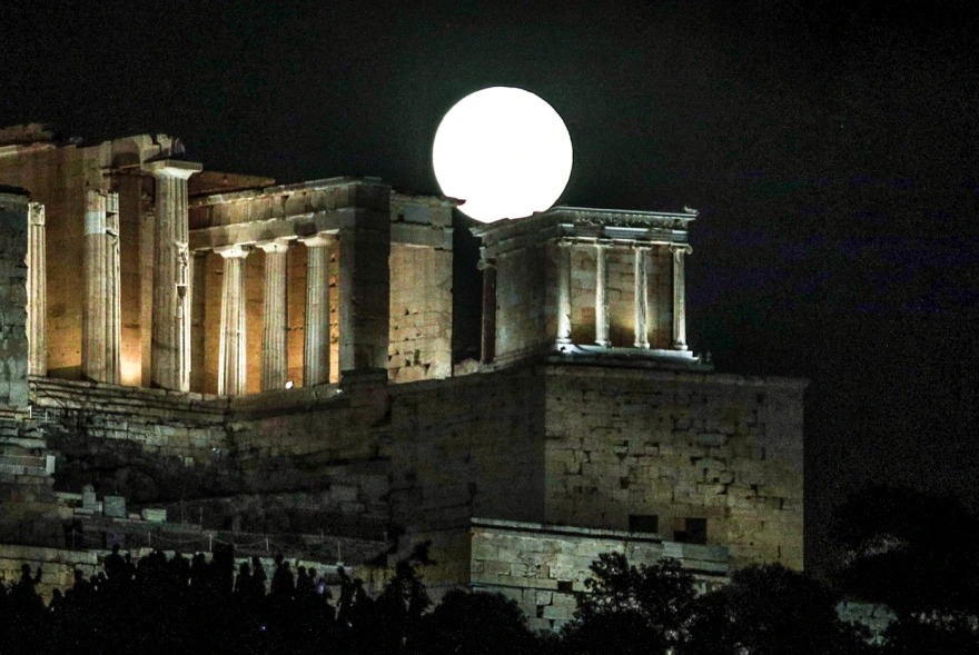 Η «Πανσέληνος του Οξύρρυγχου» φώτισε τον ουρανό και οι μαγευτικές εικόνες από μνημεία στην Ελλάδα