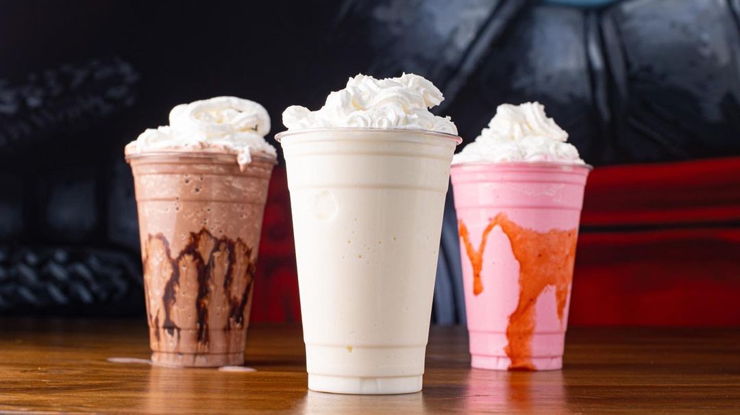 Πάμε για burgers και milkshake σε γνωστό εστιατόριο της πόλης