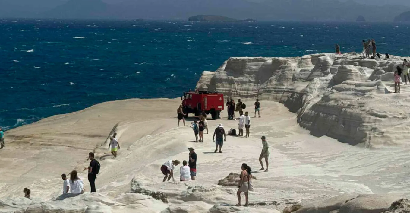Τραγωδία στη Μήλο: Δύο νεκροί, παρέσυρε τη γυναίκα ο αέρας, βούτηξε ο σύζυγος να τη σώσει