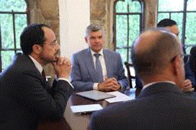 Ο στόχος του Προεδρικού για φθηνότερο ρεύμα που «κόλλησε» στον Υπουργό Ενέργειας
