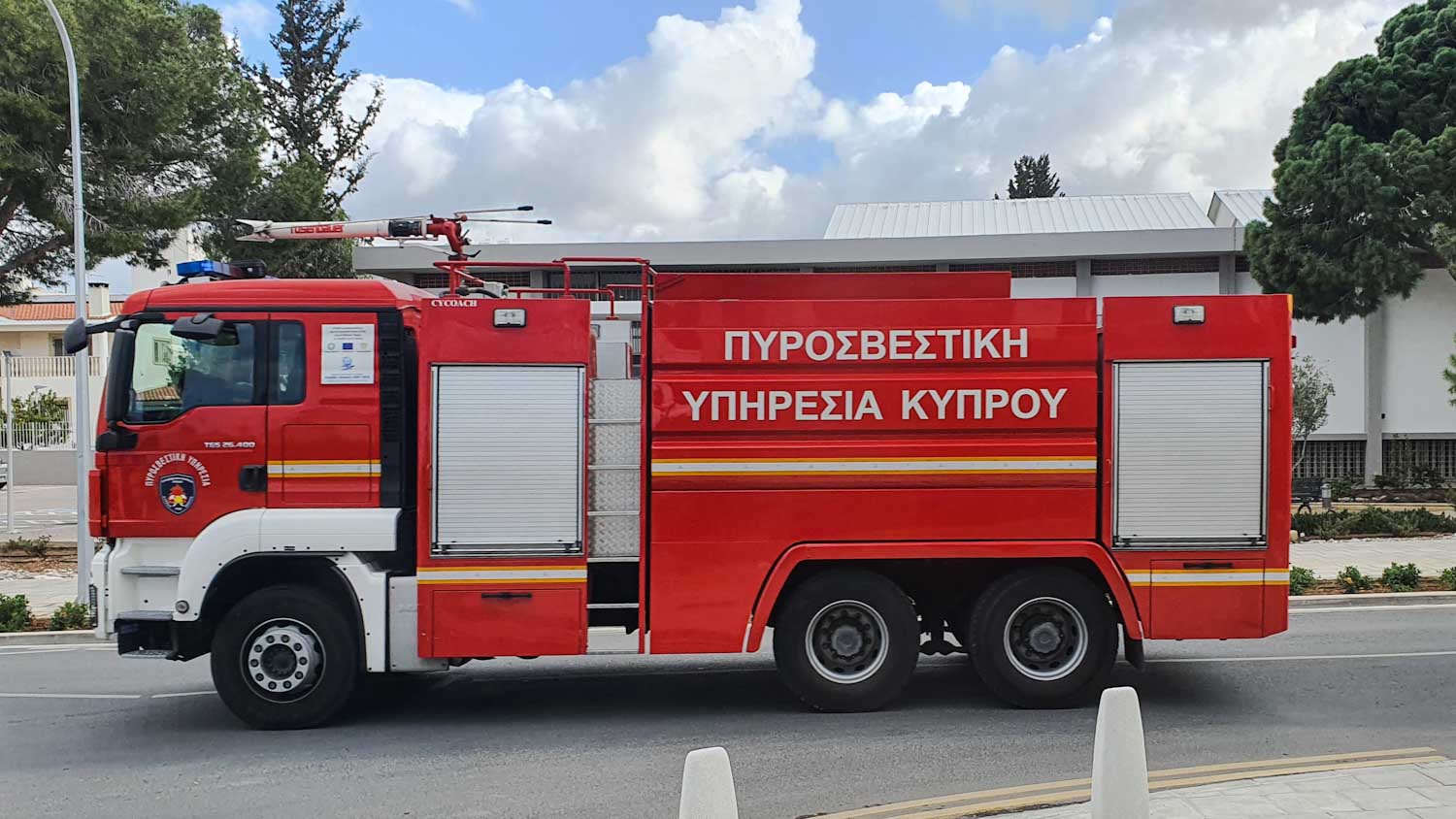 Αραδίππου: Διάσωση ατόμου που έπεσε σε μεσοπάτωμα διώροφης κατοικίας