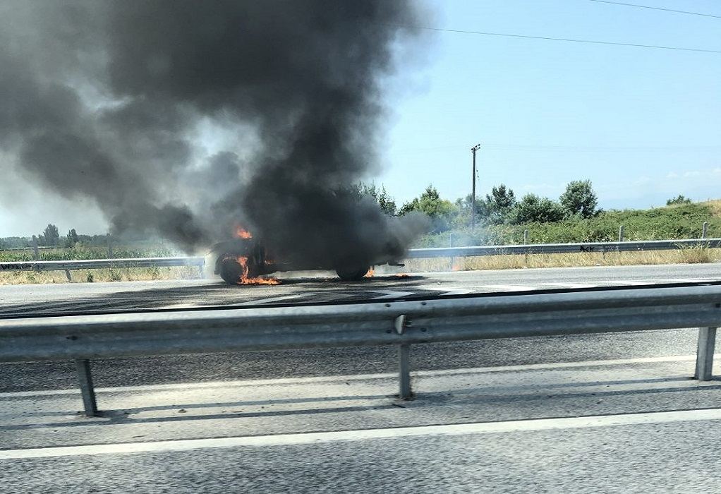 Στις φλόγες όχημα στον αυτοκινητόδρομο Λάρνακας