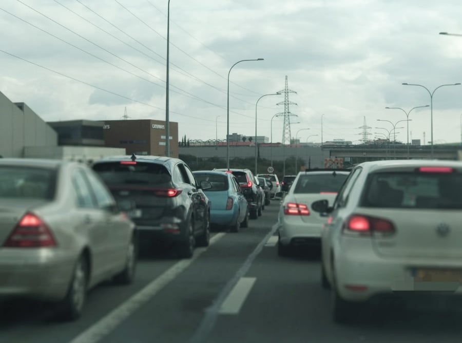 Κυκλοφοριακό κομφούζιο στο σημείο του highway, ακινητοποιήθηκε στην άκρη του δρόμου το φορτηγό – Γέμισε το οδόστρωμα χώμα