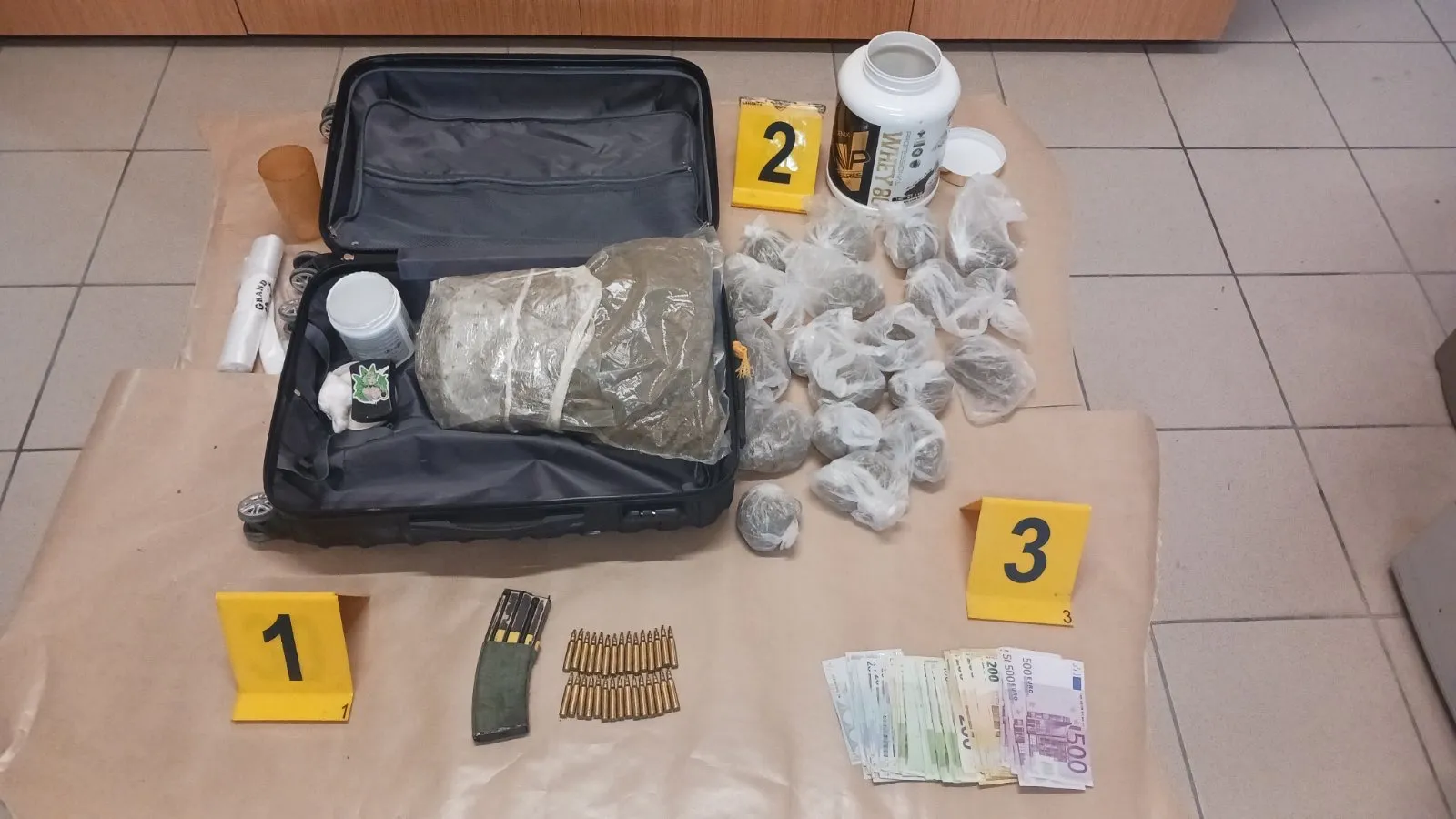 Λάρνακα: Συνελήφθη 22χρονος για κατοχή ναρκωτικών – Κατασχέθηκαν €10.020 (φώτο)