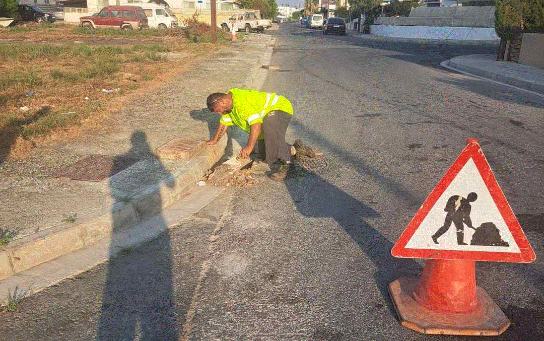 Στο Δ.Δ. Λιβαδιών άρχισαν και συνεχίζουν με εντατικούς ρυθμούς τον καθαρισμό των φρεατίων ομβρίων υδάτων απο γειτονιά σε γειτονιά