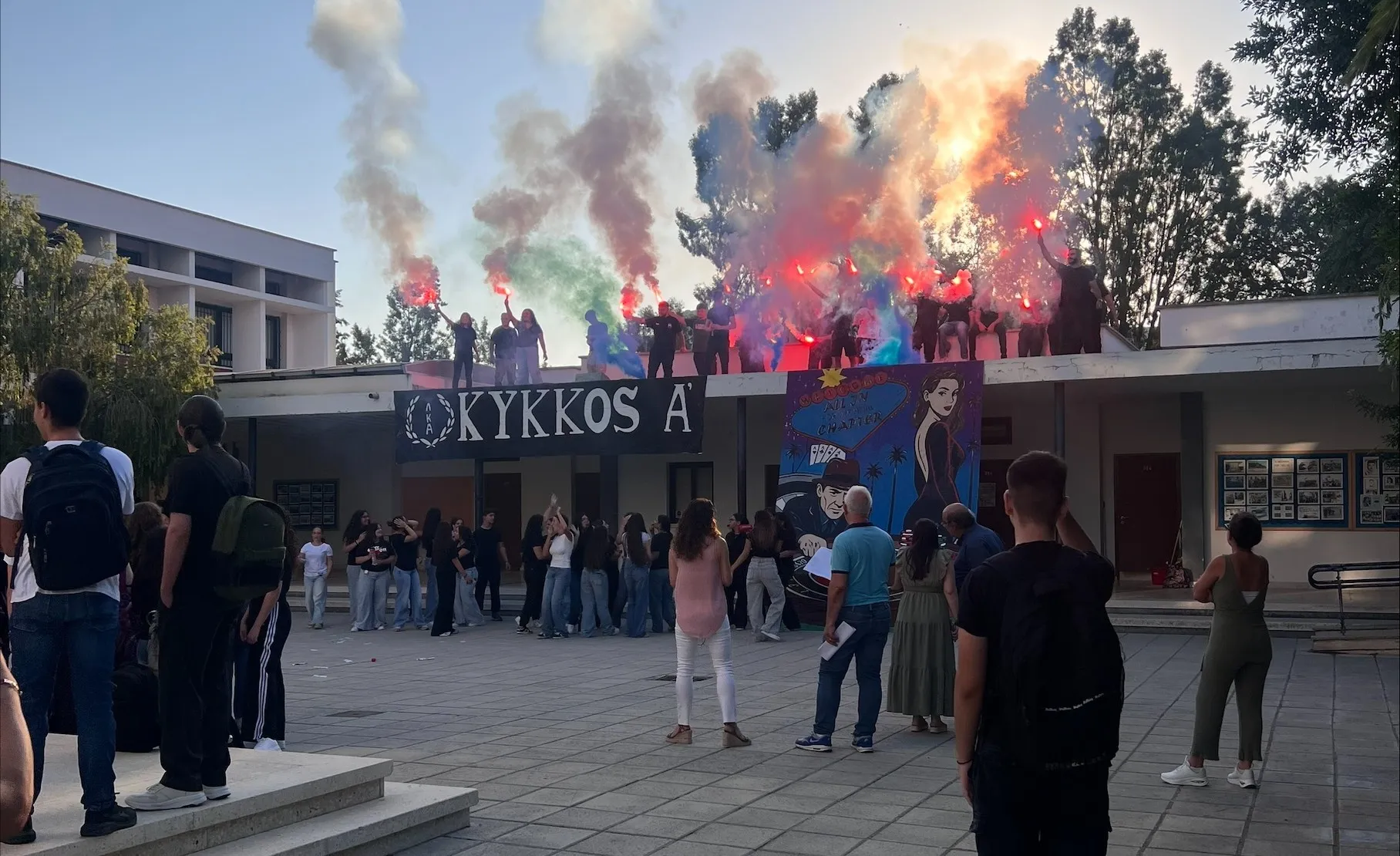 Με φωτοβολίδες το πρώτο κουδούνι σε Λύκειο στη Λευκωσία (φώτο)