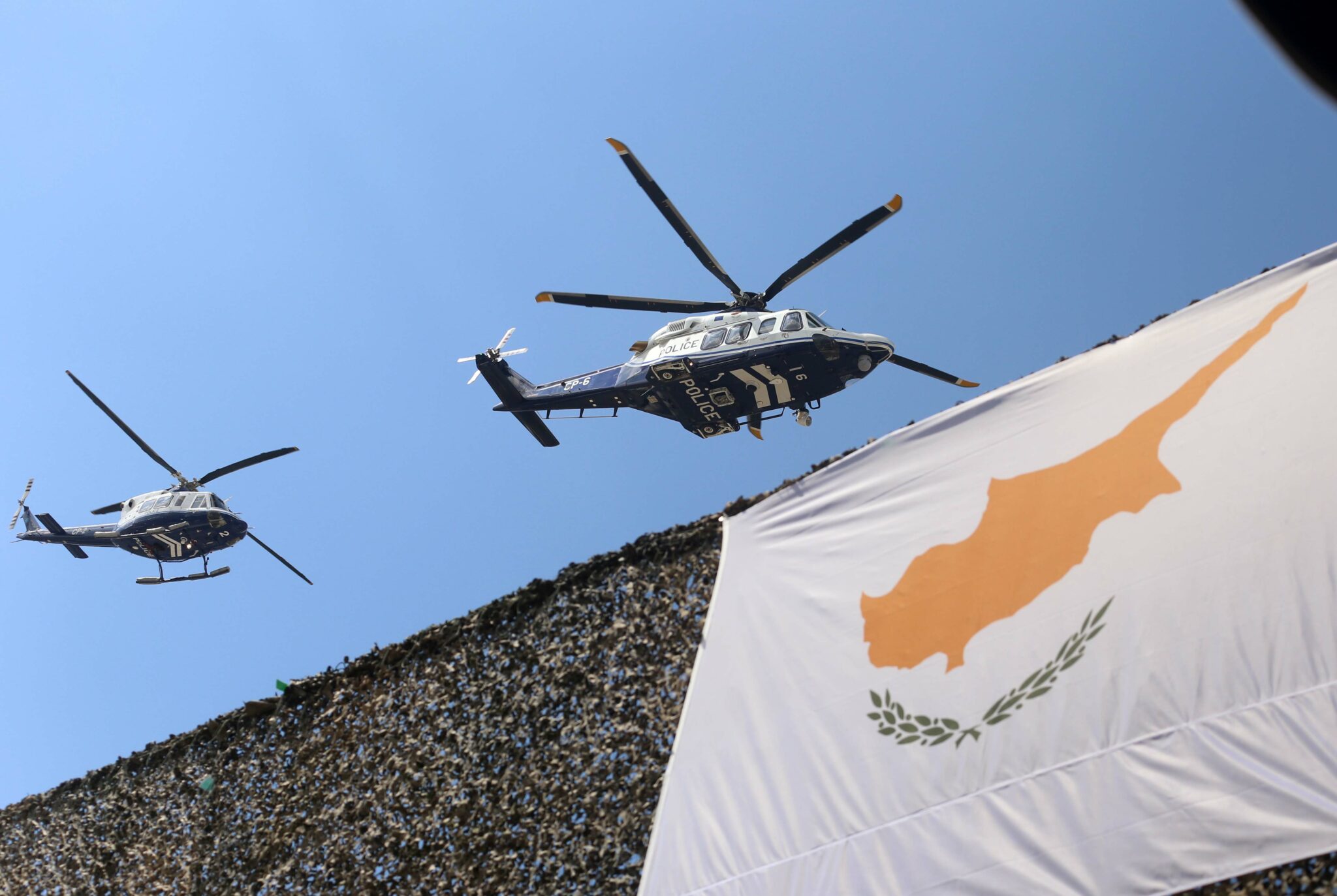 Λ/σια: Στρατιωτικά ελικόπτερα σε σχηματισμούς – Προβάρουν για 1η Οκτωβρίου