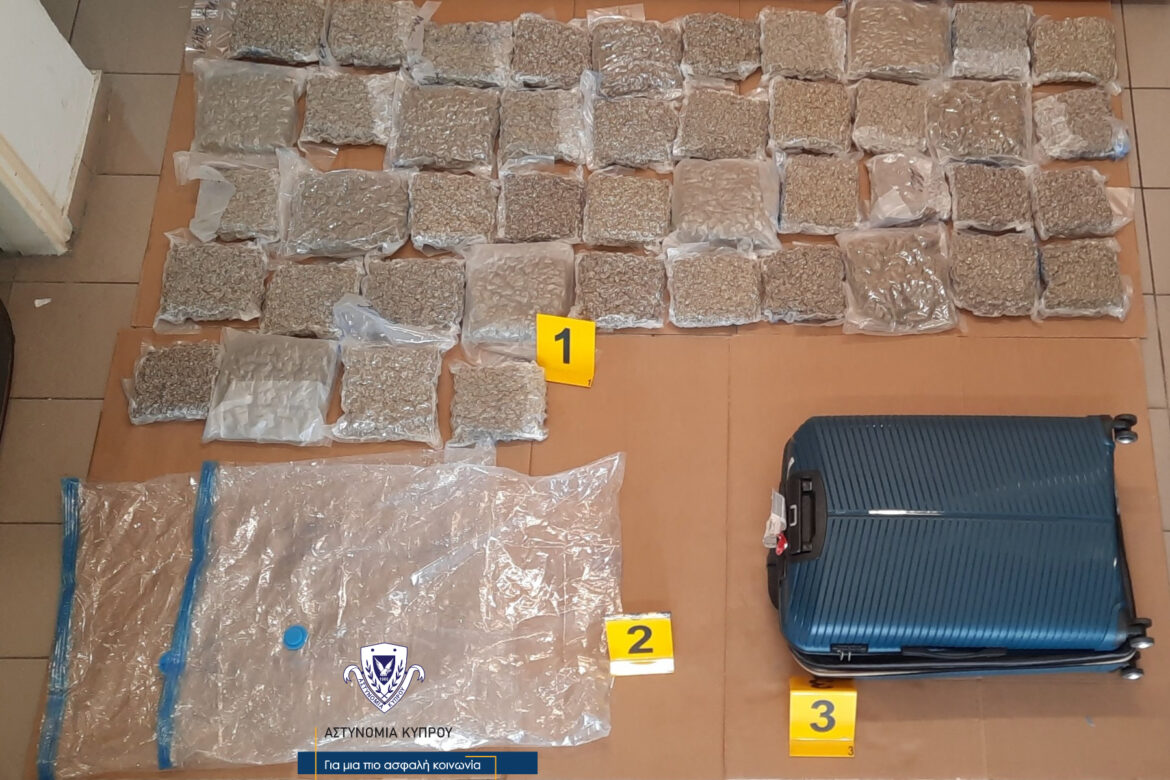 Xειροπέδες σε 34χρονο στο Αεροδρόμιο Λάρνακας: Έφθασε στην Κύπρο με 24 κιλά ναρκωτικά, τον ανέκοψε η ΥΚΑΝ μόλις έφυγε από το αεροδρόμιο