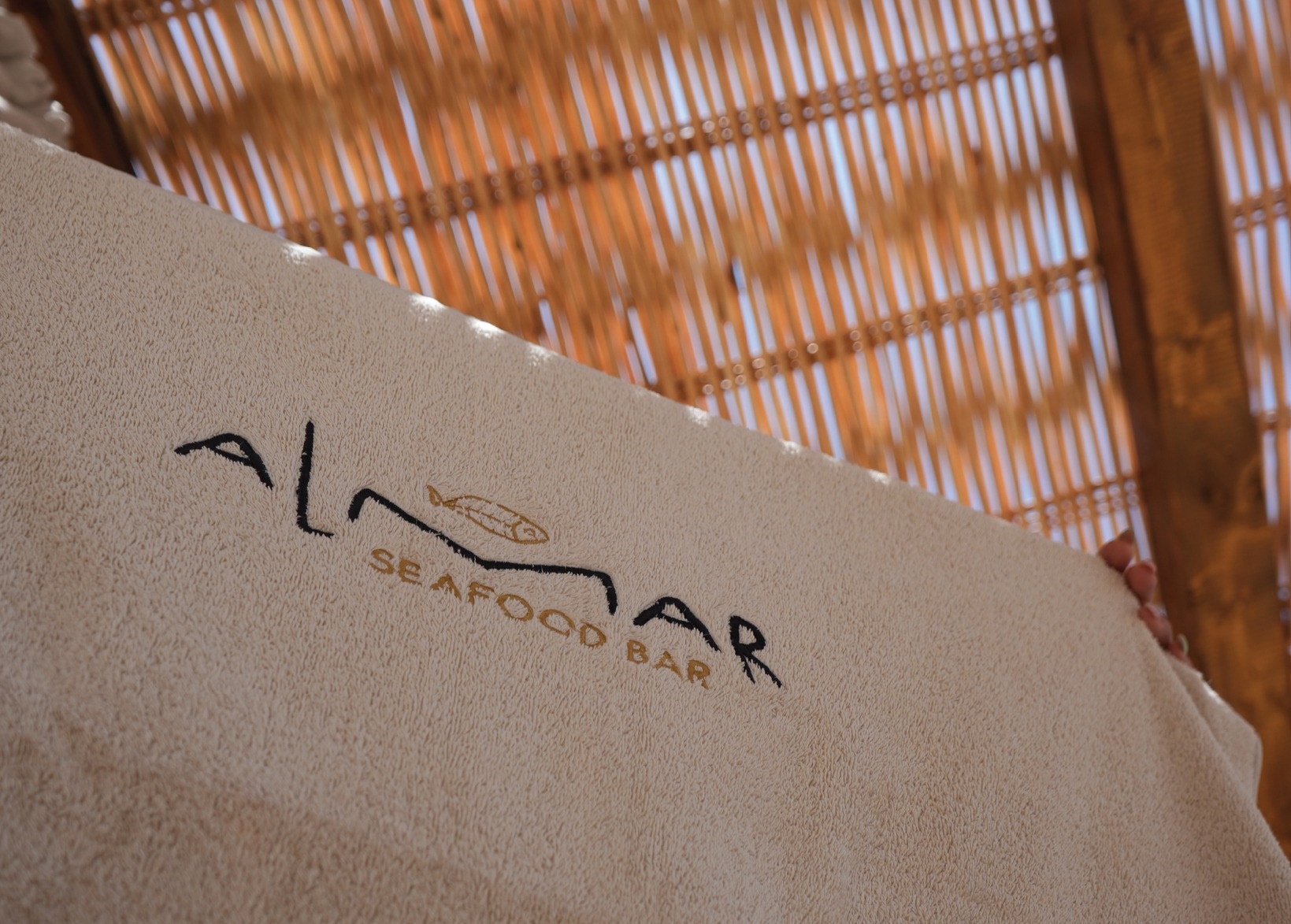 Την Παρασκεύη πάμε στο Almar Seafood Bar για φαγητό και μουσική