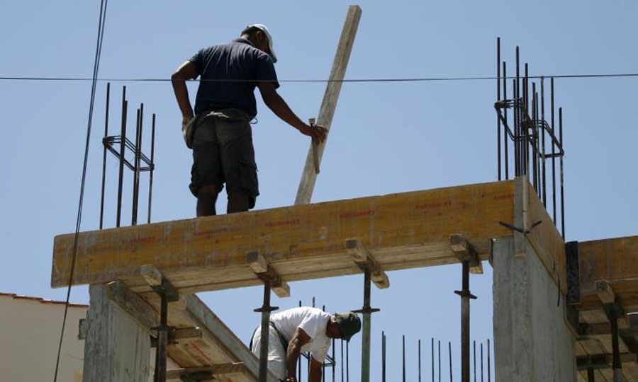 «Ντου» σε οικοδομή: Χειροπέδες σε δώδεκα που δούλευαν παράνομα