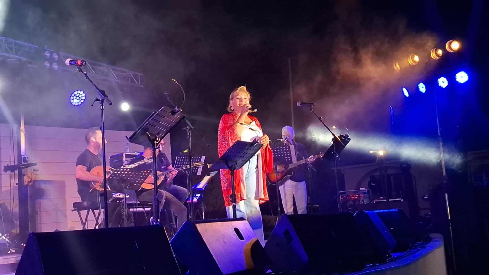 Με εξαιρετική εμφάνιση η Γιώτα Νέγκα στο Δ.Δ. Λιβαδιών στη εκδήλωση με τίτλο “Αφιερώματα” (βίντεο – φώτο)