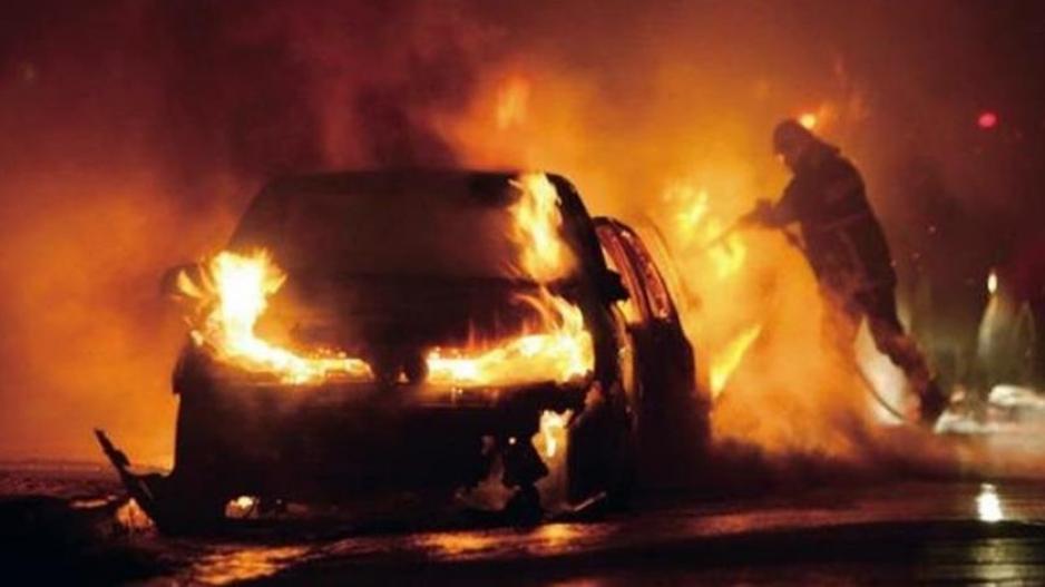Αγνωστα τα αίτια πυρκαγιάς σε έξι ακινητοποιημένα αυτοκίνητα στην Αραδίππου