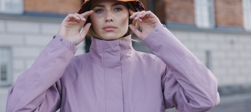 f8inopwro-me-emfash-sthn-anesh-pantelonia-poy-soy-xarizoyn-eley8eria-kai-styl (1)