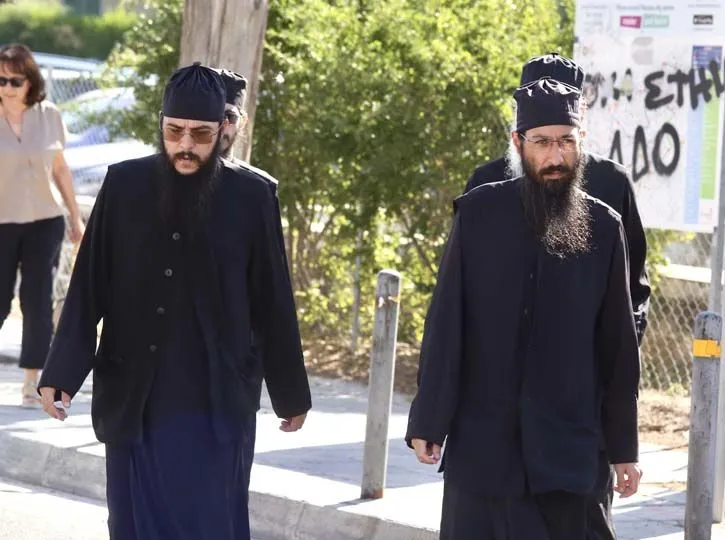 Στο δικαστήριο οι δύο μοναχοί – Κατηγορείται για κλοπή €806.660 ο Νεκτάριος