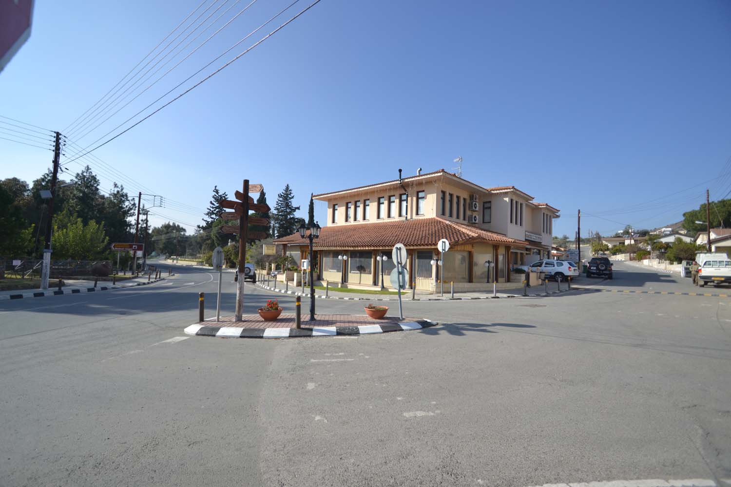 Κλειστός από σήμερα ο κύριος δρόμος Πυργών λόγω των εργασιών για την «Ανάπλαση του Πυρήνα της Κοινότητας Πυργών» (φώτο)