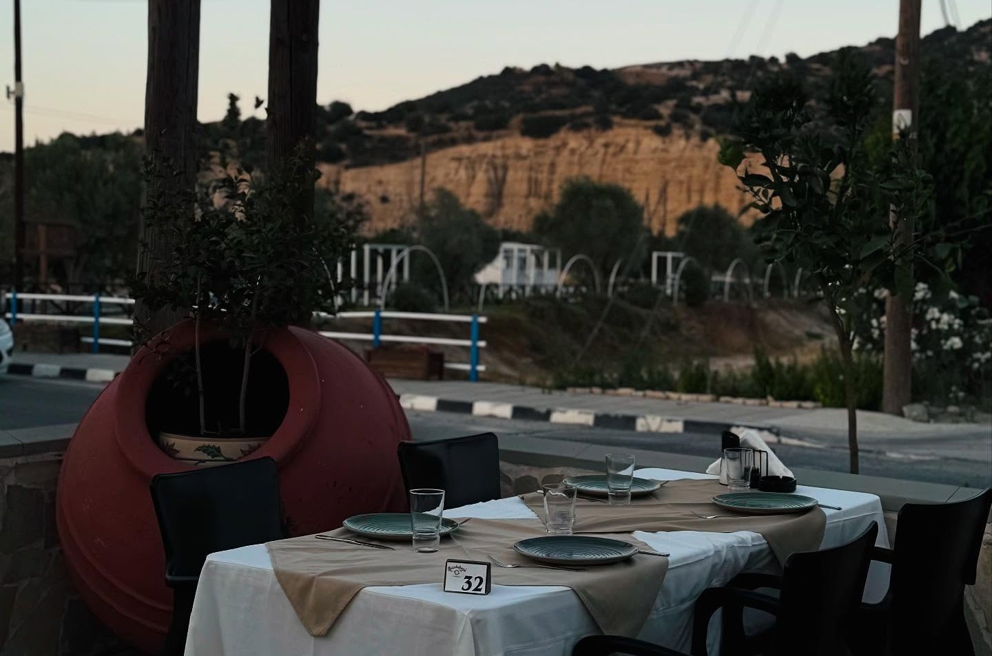 Γεύσεις που ζωντανεύουν την κυπριακή παράδοση σε μια ταβέρνα στο χωριό