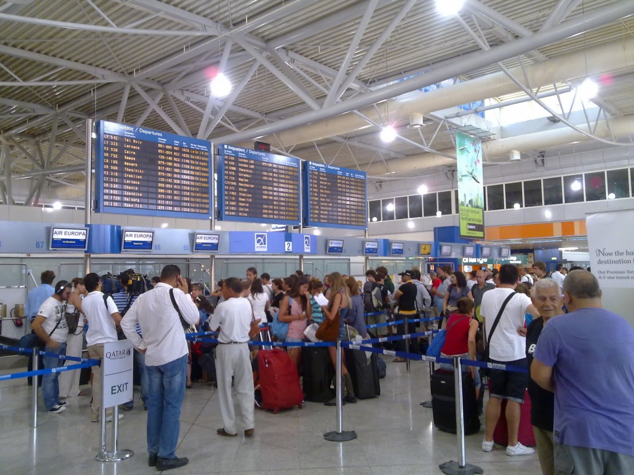 Τεράστιες ουρές και ταλαιπωρία στο αεροδρόμιο Λάρνακας, χάος στον έλεγχο διαβατηρίων