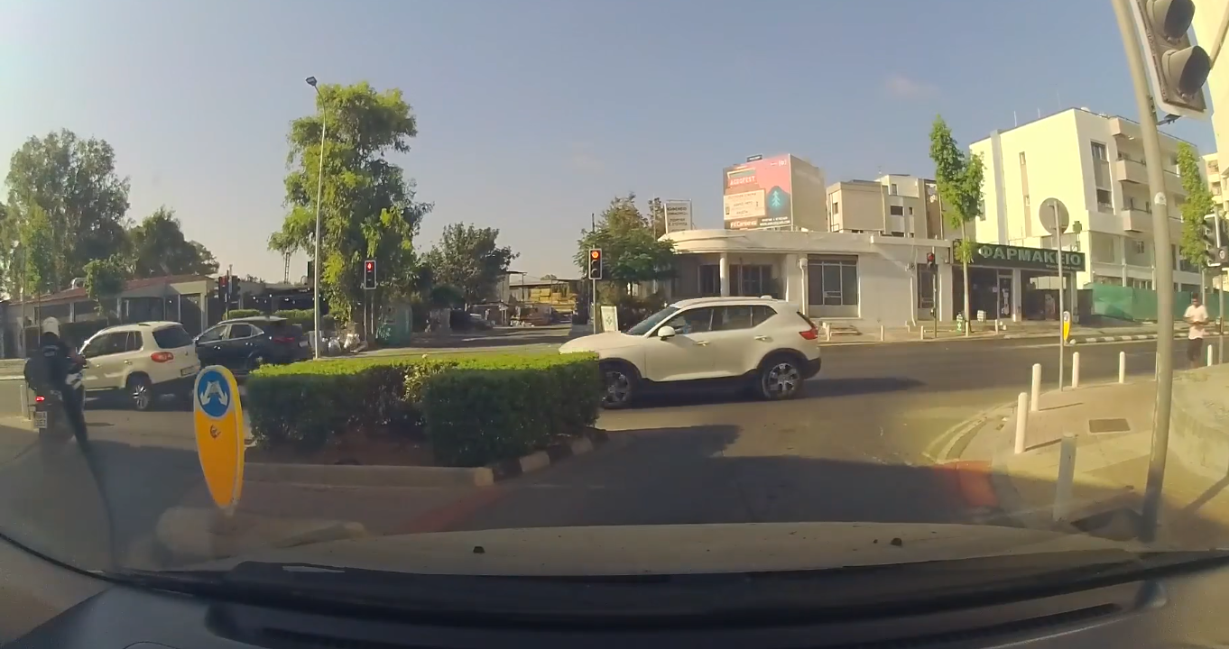 Ερωτηματικά προκαλεί το βίντεο που αναρτήθηκε στα μέσα κοινωνικής δικτύωσης: H στιγμή που αστυνομικός περνά με κόκκινο σε κεντρική λεωφόρο