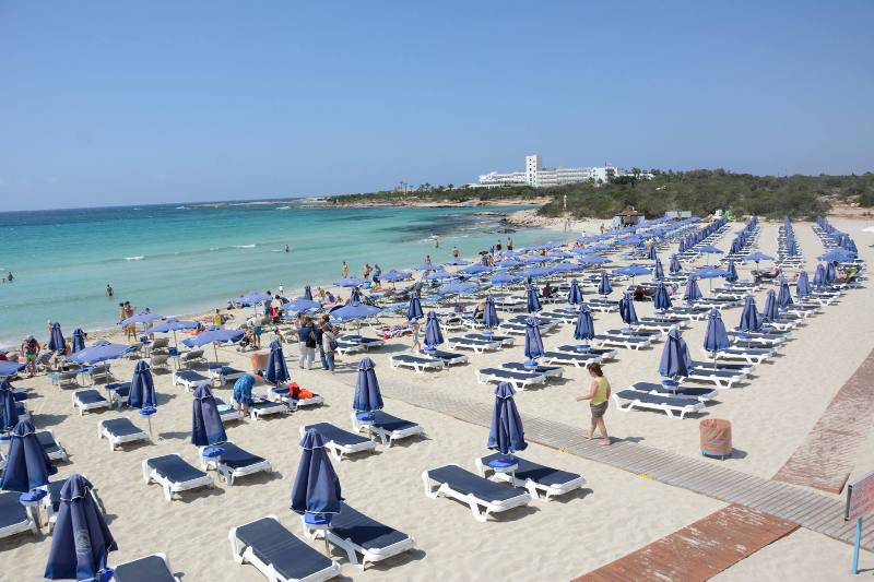 Παραλίες Αγίας Νάπας: Οκτώβριος όπως τον Αύγουστο – Μόλις 10% η μείωση στην επισκεψιμότητα παραλιών το φθινόπω