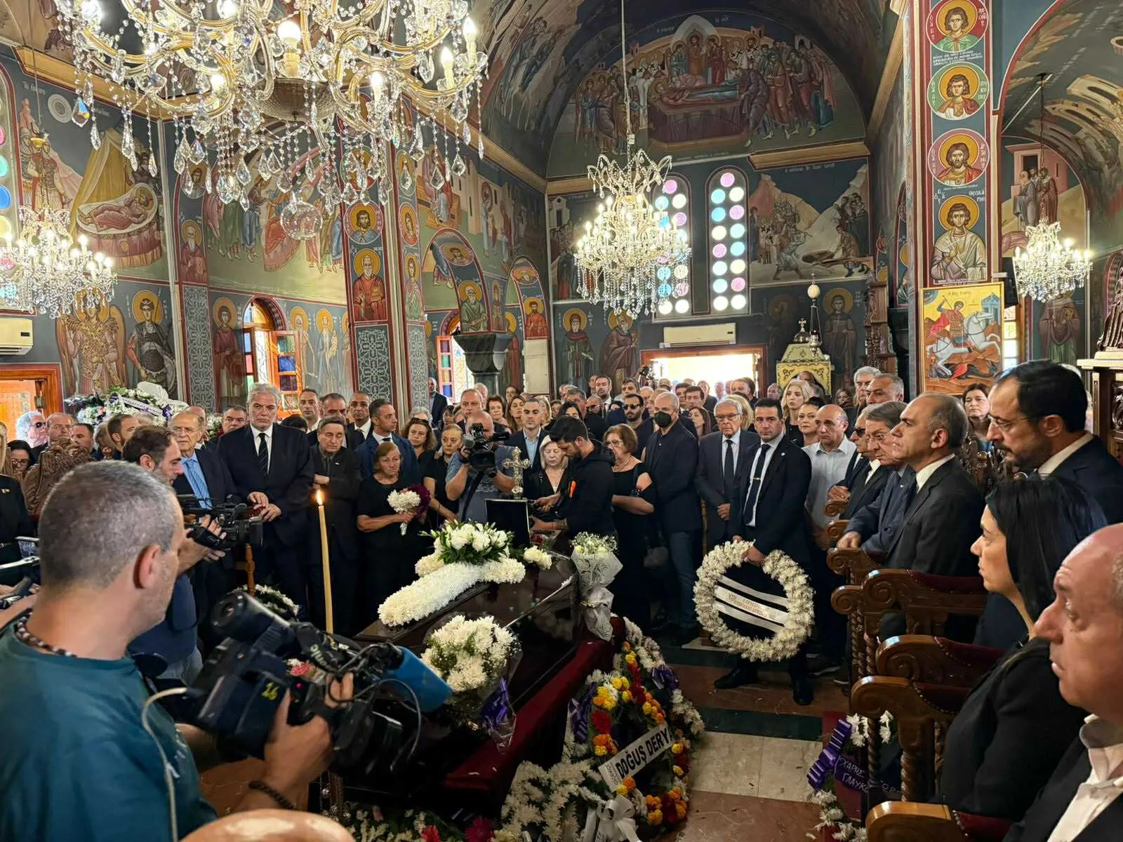 Αυτή την ώρα το τελευταίο αντίο στην Καίτη Κληρίδου (φώτο)