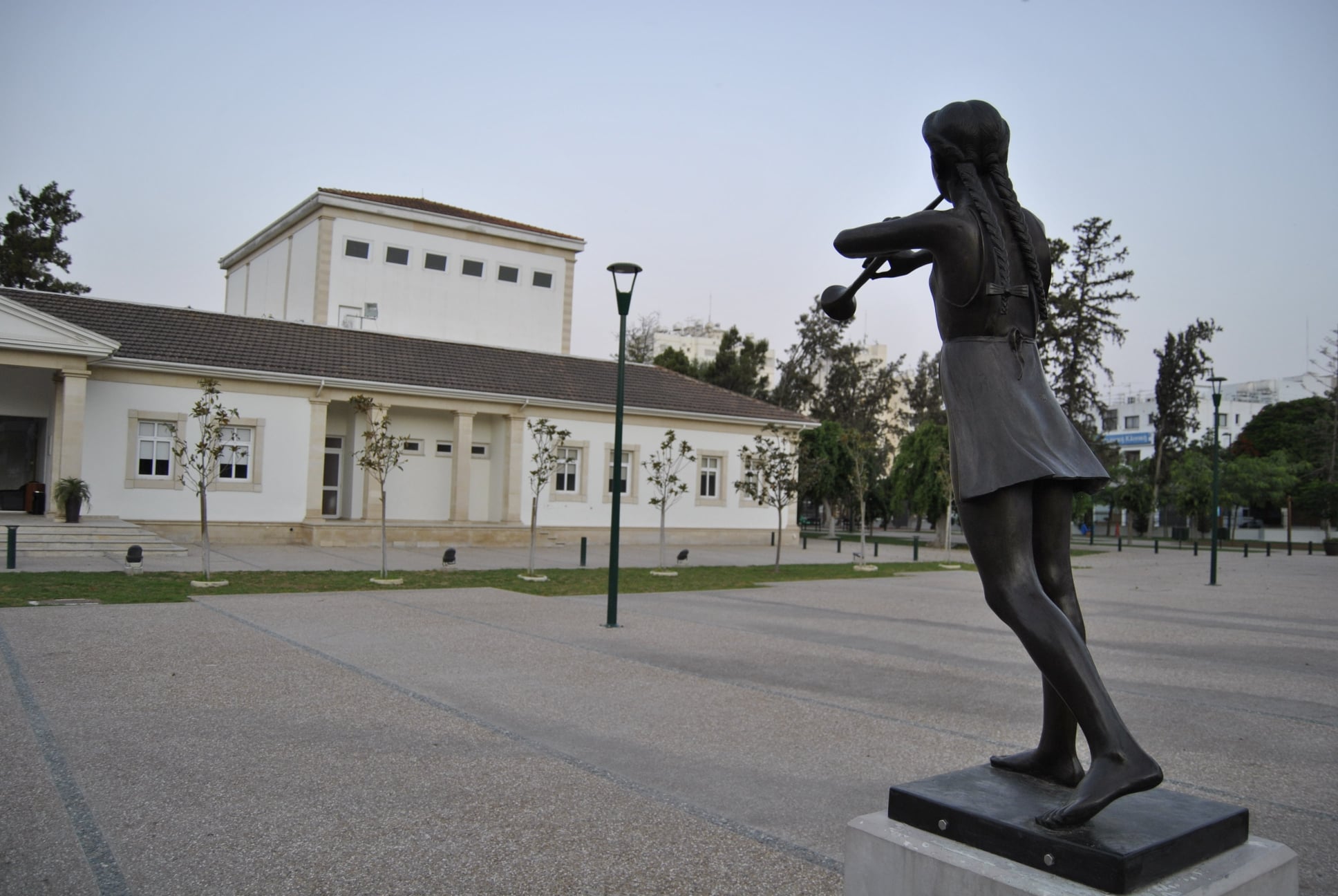 Γυναίκες της Αμμοχώστου στον κήπο του Δημοτικού Θεάτρου Λάρνακας