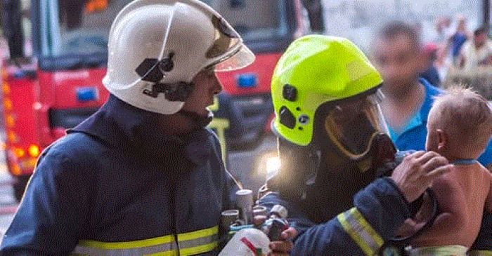 Στιγμές αγωνίας για βρέφος: Παγιδεύτηκε στο όχημα της μητέρας του, κλήθηκε η Πυροσβεστική