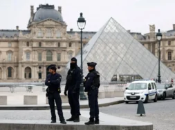 2025-10-19T102734Z_612505761_RC2YEHADILVV_RTRMADP_5_FRANCE-CRIME-LOUVRE-1-1200×800-1