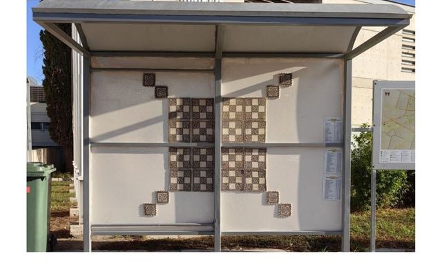 Eπέκταση της καλλιτεχνικής επιμέλειας στεγάστρων σε στάσεις λεωφορείων στην Αθηένου με θέμα το τοπικό κέντημα από τον Δήμο Αθηένου και την ΕΤΑΠ Λάρνακας