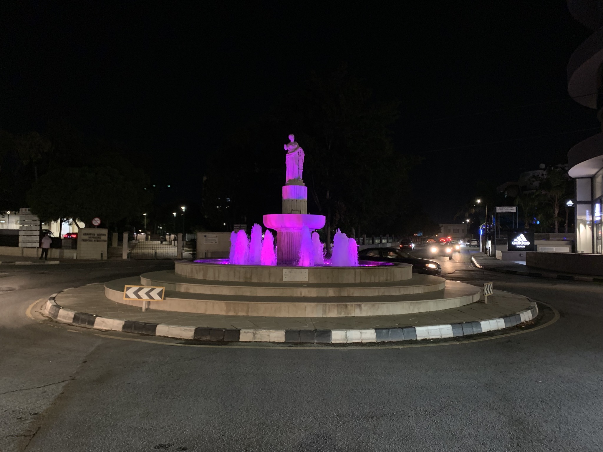 Με αφορμή την Παγκόσμια Ημέρα Συνδρόμου Rett, ο Δήμος Λάρνακας φωταγώγησε με μωβ χρώμα το συντριβάνι στο παλαιό ΓΣΖ