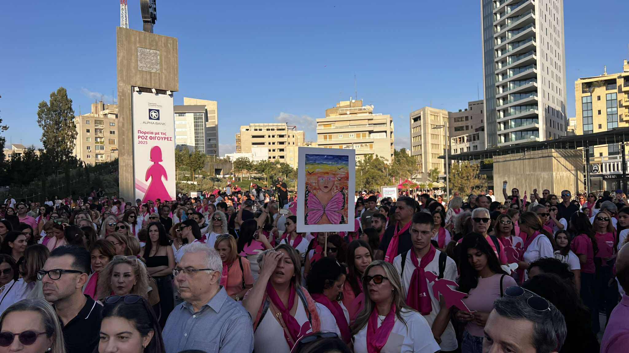 «Βάφτηκε» ροζ το κέντρο της Λευκωσίας για τον καρκίνο του μαστού