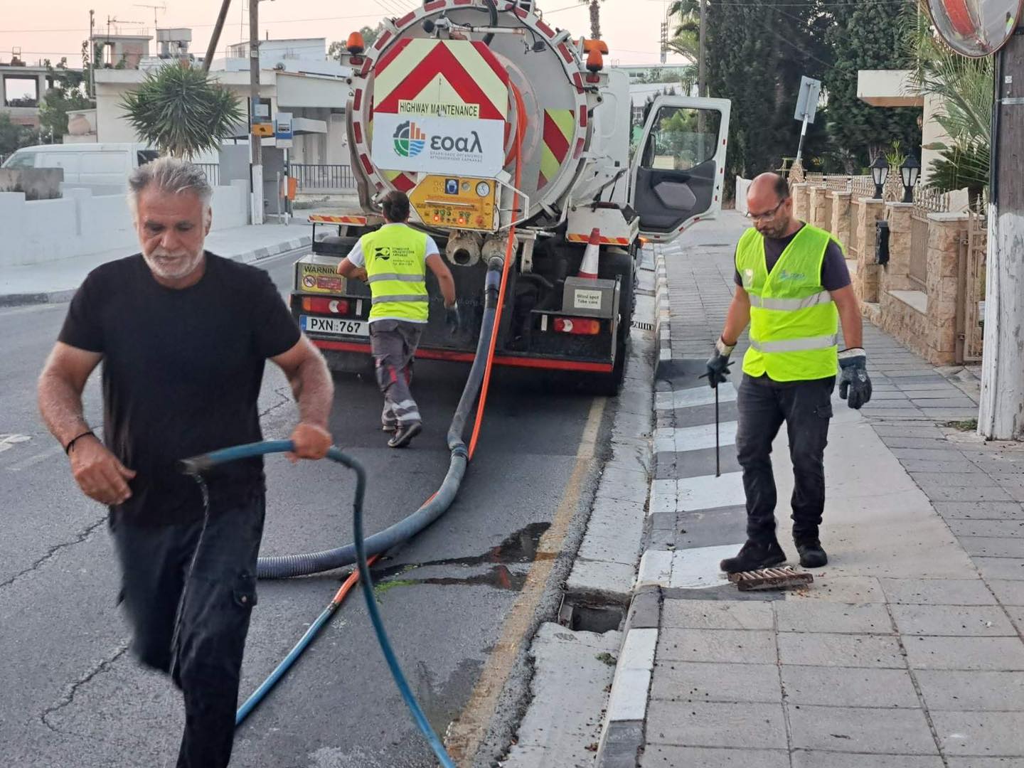 Τα συνεργεία του Δ.Δ. Λιβαδιών συνεχίζουν τον καθαρισμό και συντήρηση των φρεατίων όμβριών υδάτων  (φώτο)