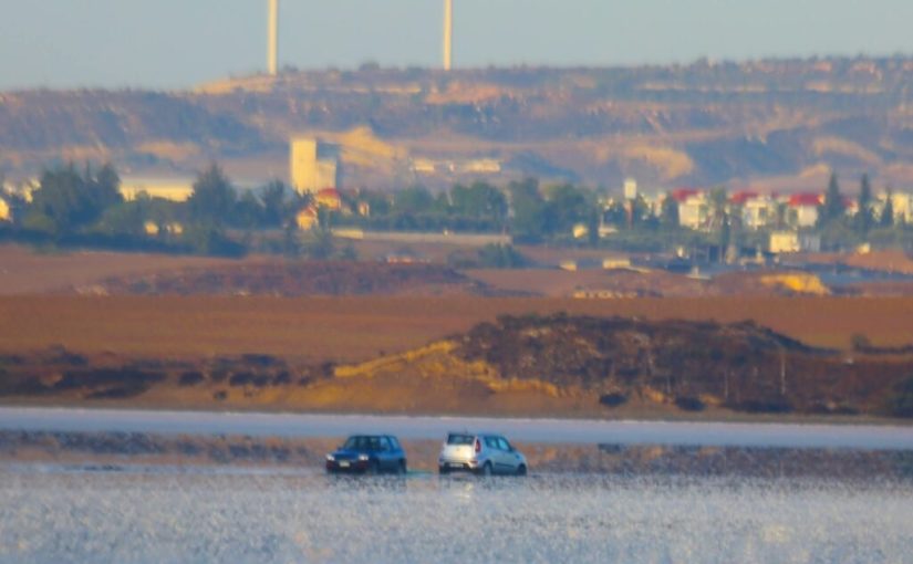 Αυτοκίνητο μπήκε στην αλυκή Λάρνακας και «κόλλησε» Μπήκε δεύτερο να το τραβήξει και «κόλλησε» και αυτό Αυτοκίνητο μπήκε στην αλυκή Λάρνακας και «κόλλησε» Μπήκε δεύτερο να το τραβήξει και «κόλλησε» και αυτό