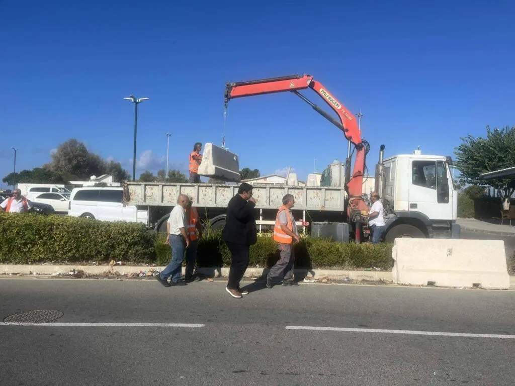 Αφαιρούνται τα τσιμεντομπλόκ στο αεροδρόμιο Πάφου