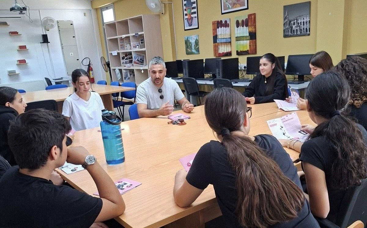 Ο υπεύθυνος του Φεστιβάλ “Μαντομαχαλάρτ” κ. Αντώνης Τζιαρρίδης ενημερώνει την ομάδα εθελοντών της Γ’ τάξης του Γυμνασίου Πετράκη στη Λάρνακα για τα καθήκοντας τους στο Φεστιβάλ (φώτο)