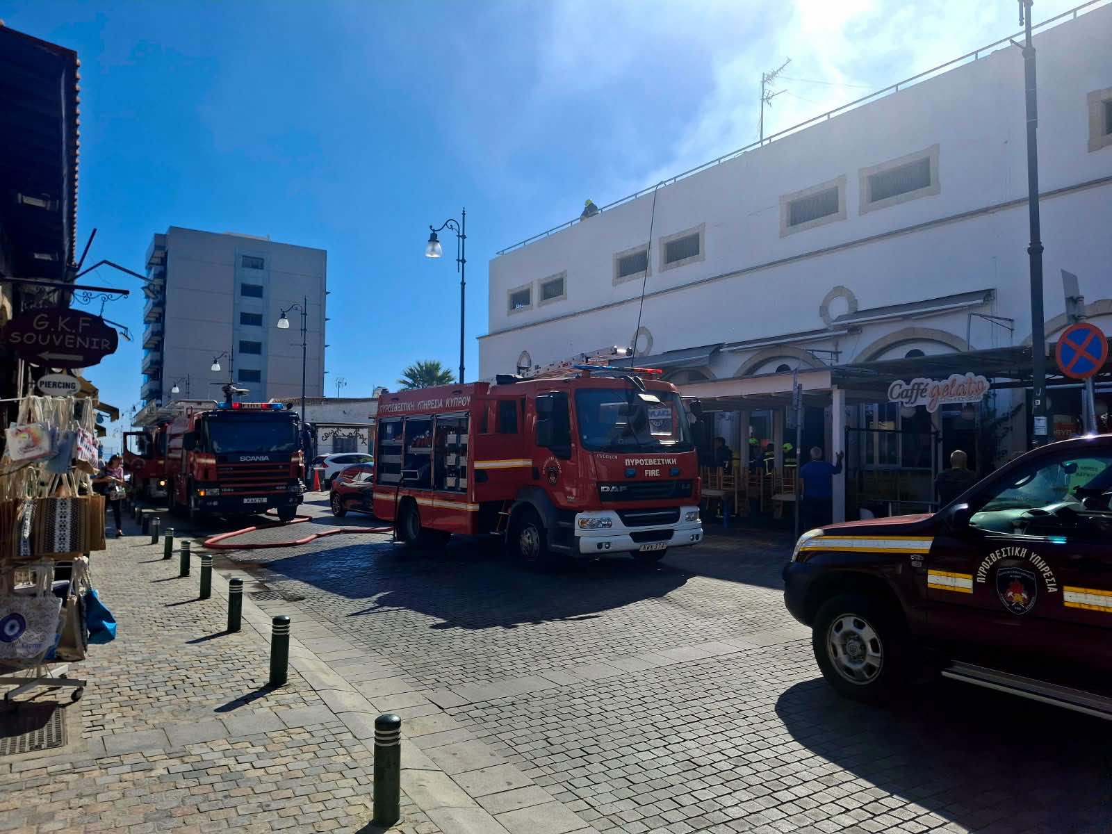 ΕΚΤΑΚΤΟ: Πυρκαγιά σε φουγάρο εστιατορίου δίπλα στο πολυόροφορο πάρκινγκ στην περιοχή Αγιου Λαζάρου στη Λάρνακα (βίντεο – φώτο)
