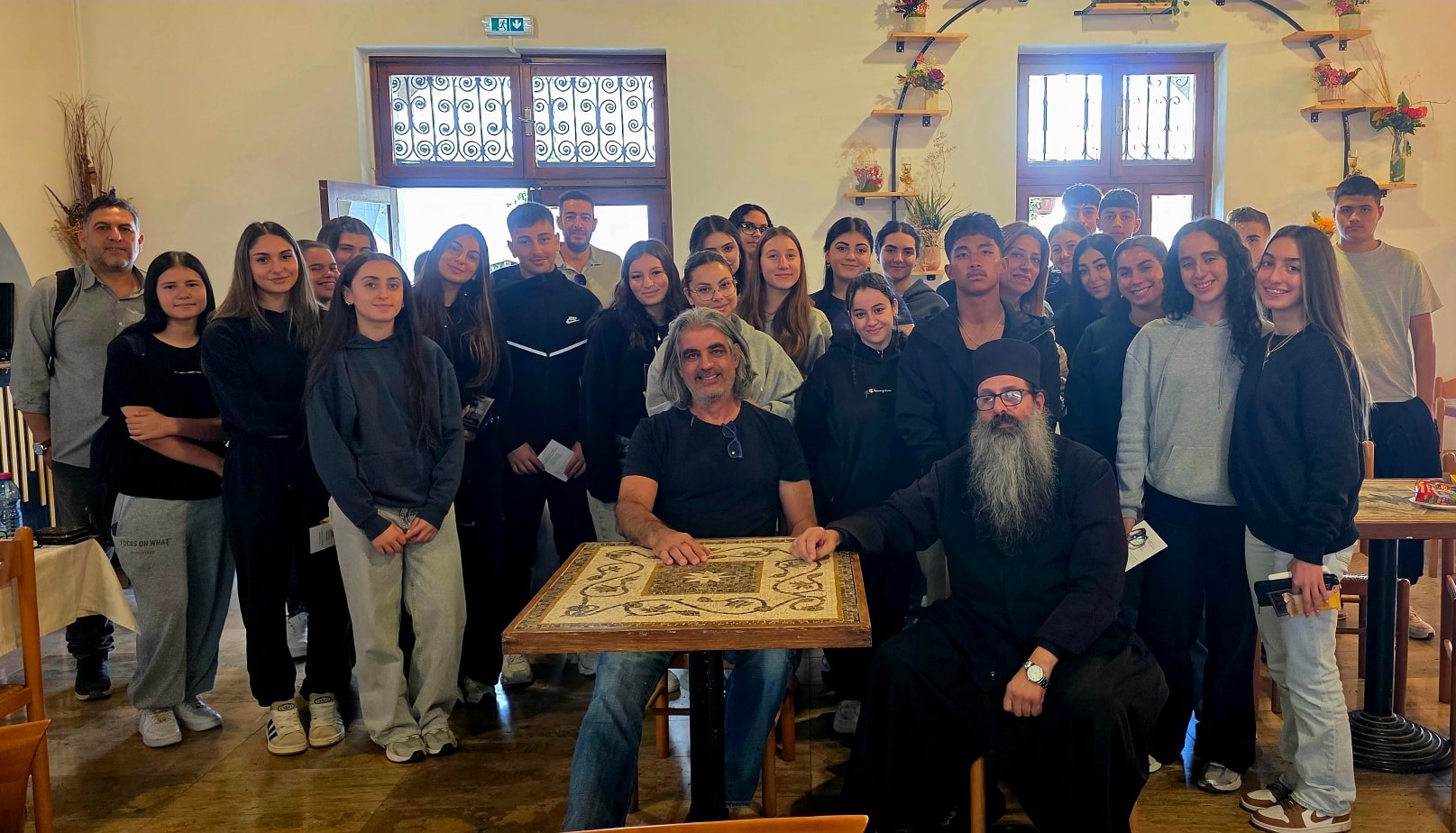 Οι μαθητές και οι μαθήτριες της Γ΄ Λυκείου του Περιφερειακού Γυμνασίου και Λυκείου Λευκάρω στα παρεκκλήσια των Λευκάρων  (φώτο)