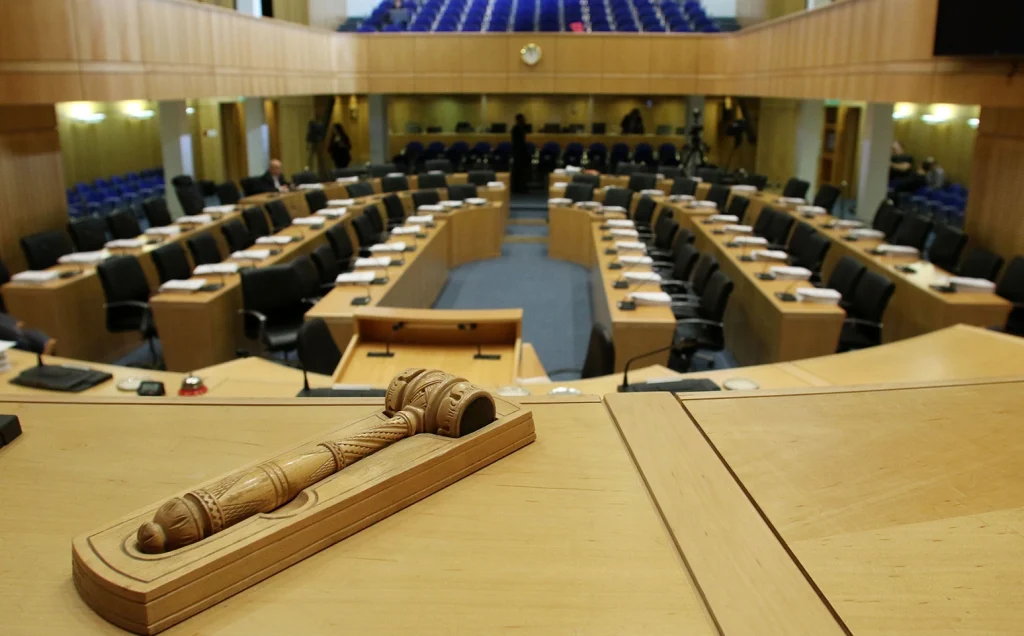Τέλος σε υπερχρεώσεις ασφαλειών σε οδηγούς άνω των 70 επιχειρεί η Βουλή
