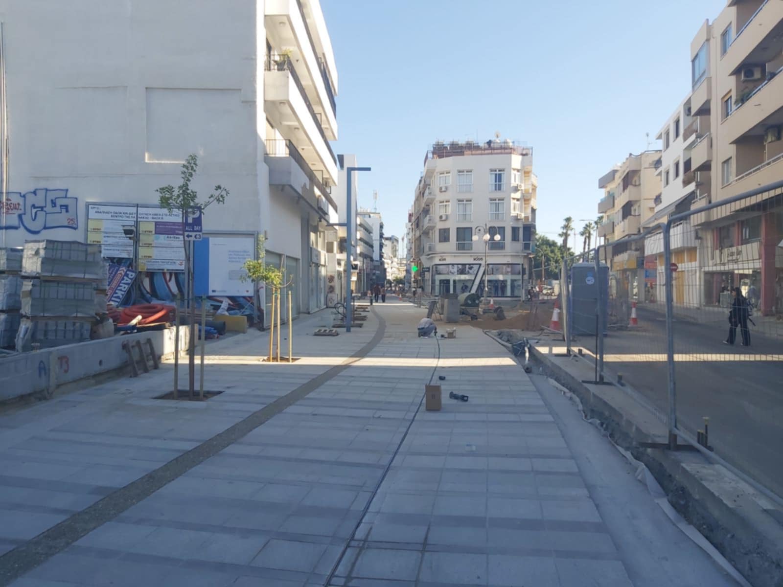 Χριστούγεννα στην οδό Ερμού – Άρχισε να παίρνει τη νέα της μορφή η εμπορική οδός της Λάρνακας – Στο τελικό στάδιο οι κατασκευαστικές εργασίες (φώτο)