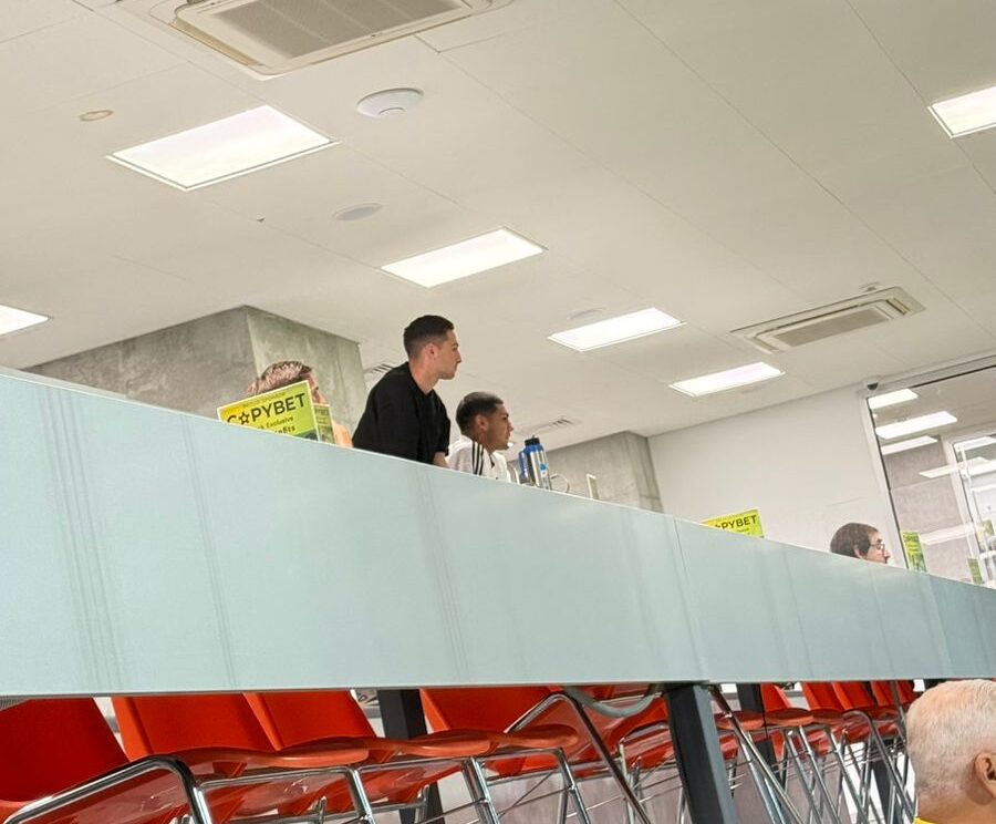 Τσιακόν, Καμπρέρα και Μιραμόν παρακολουθούν τον αγώνα… Τσιακόν, Καμπρέρα και Μιραμόν παρακολουθούν τον αγώνα…