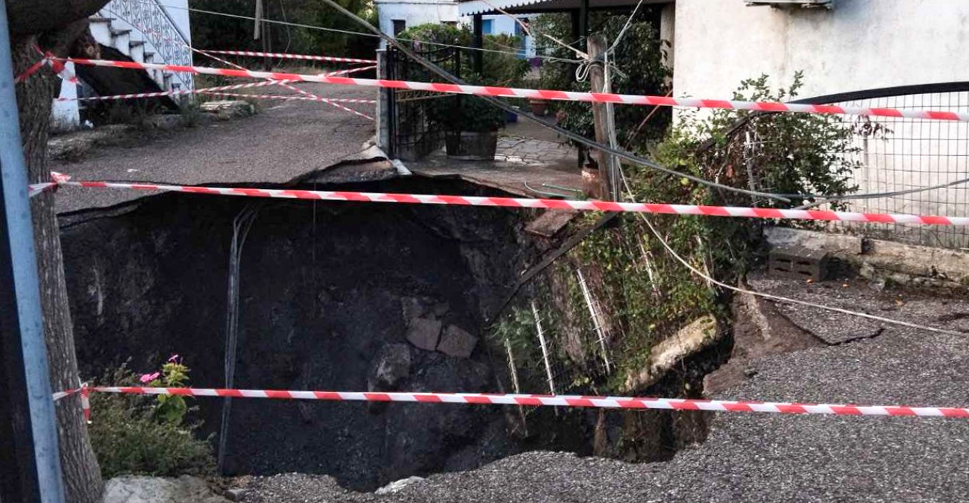 Άνοιξε κρατήρας δίπλα σε σπίτια στις Φυτείες Αιτωλοακαρνανίας