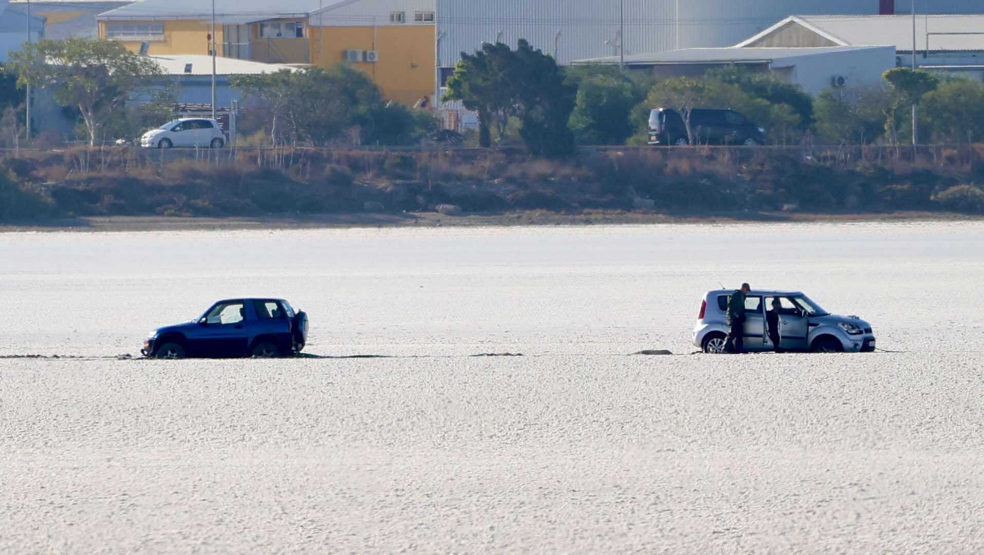 Σε αναμονή για την «λυπητερή» για τα κολλημένα αυτοκίνητα στην αλυκή Λάρνακας