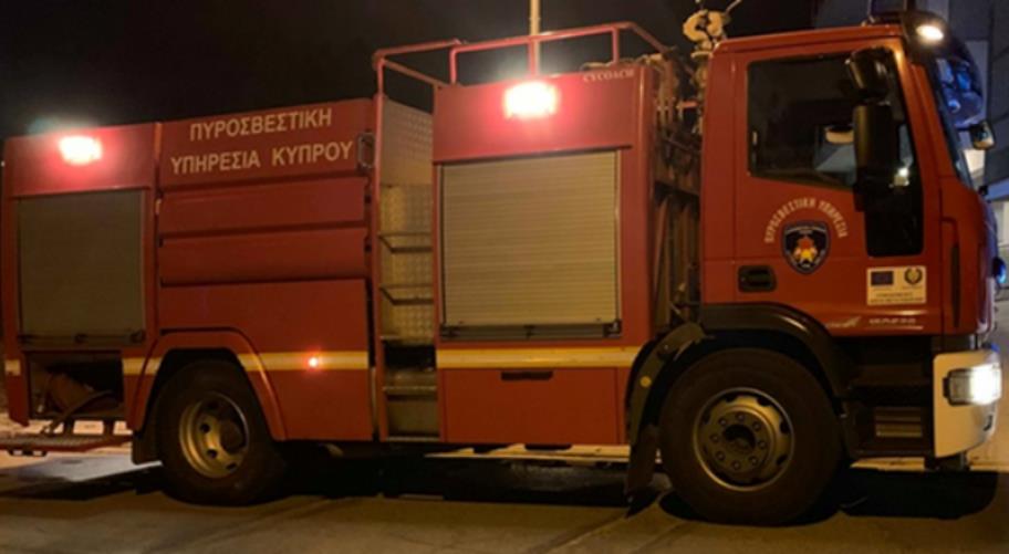 Φωτιά σε σταθμευμένο διπλοκάμπινο τα ξημερώματα