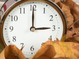 95221246 – leaves and a time change clock for winter time