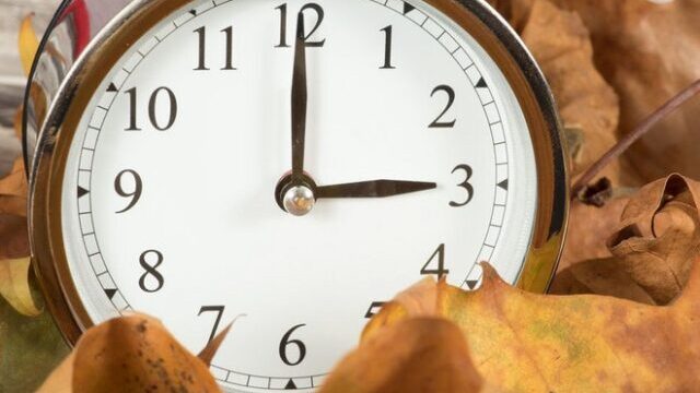 95221246 – leaves and a time change clock for winter time