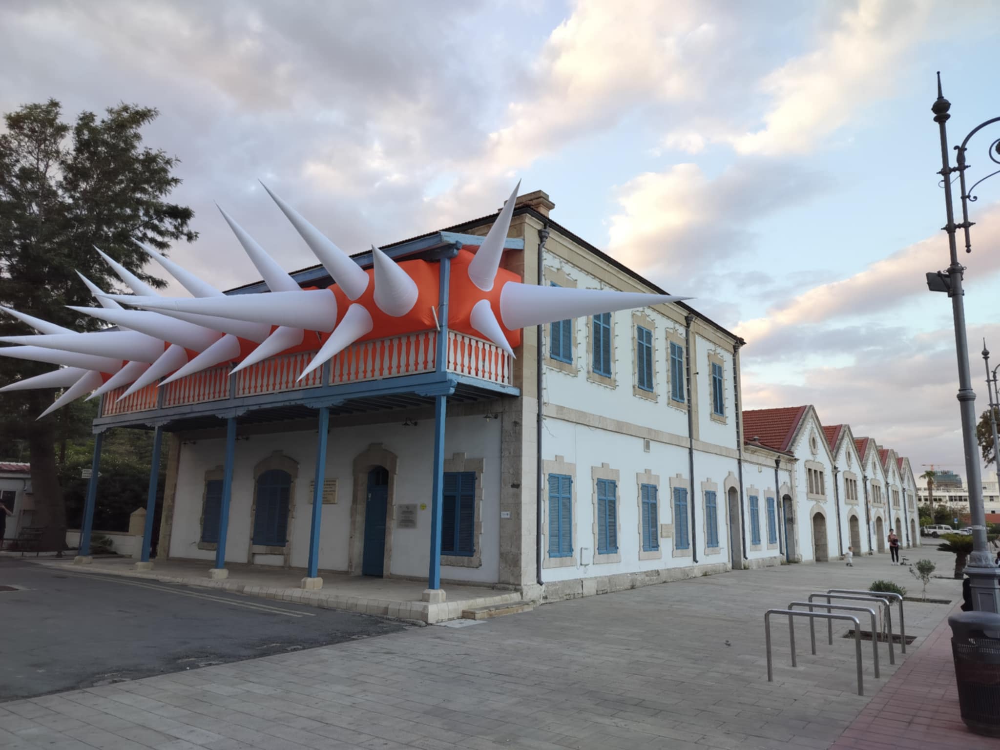 Με μεγάλη επιτυχία πραγματοποιήθηκαν τα εγκαίνια της κύριας έκθεσης «Ακολουθώντας Ίχνη και Γραμμές» στη Δημοτική Πινακοθήκη Λάρνακας (φώτο)