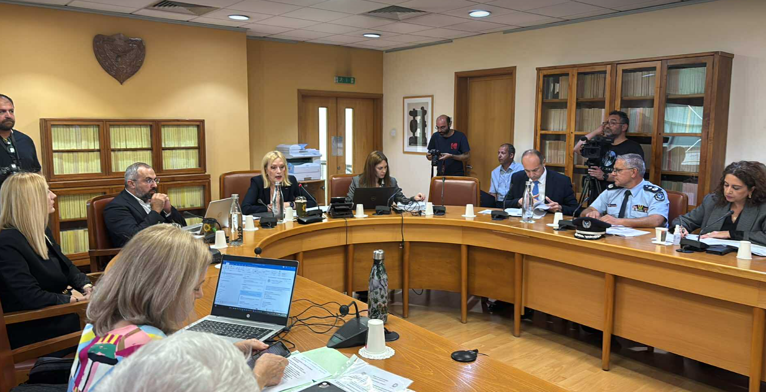 Ένταση στη Βουλή για την επεισοδιακή διαδήλωση έξω από ΥΠΕΞ: «Η αστυνομία δεν σεβάστηκε τον Νόμο»