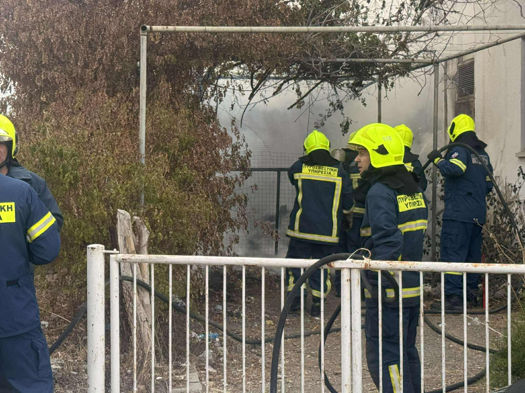 Εμπρησμός «πίσω» από τη φωτιά σε εγκαταλελειμένο σπίτι στη λεωφόρο Κέννεντι