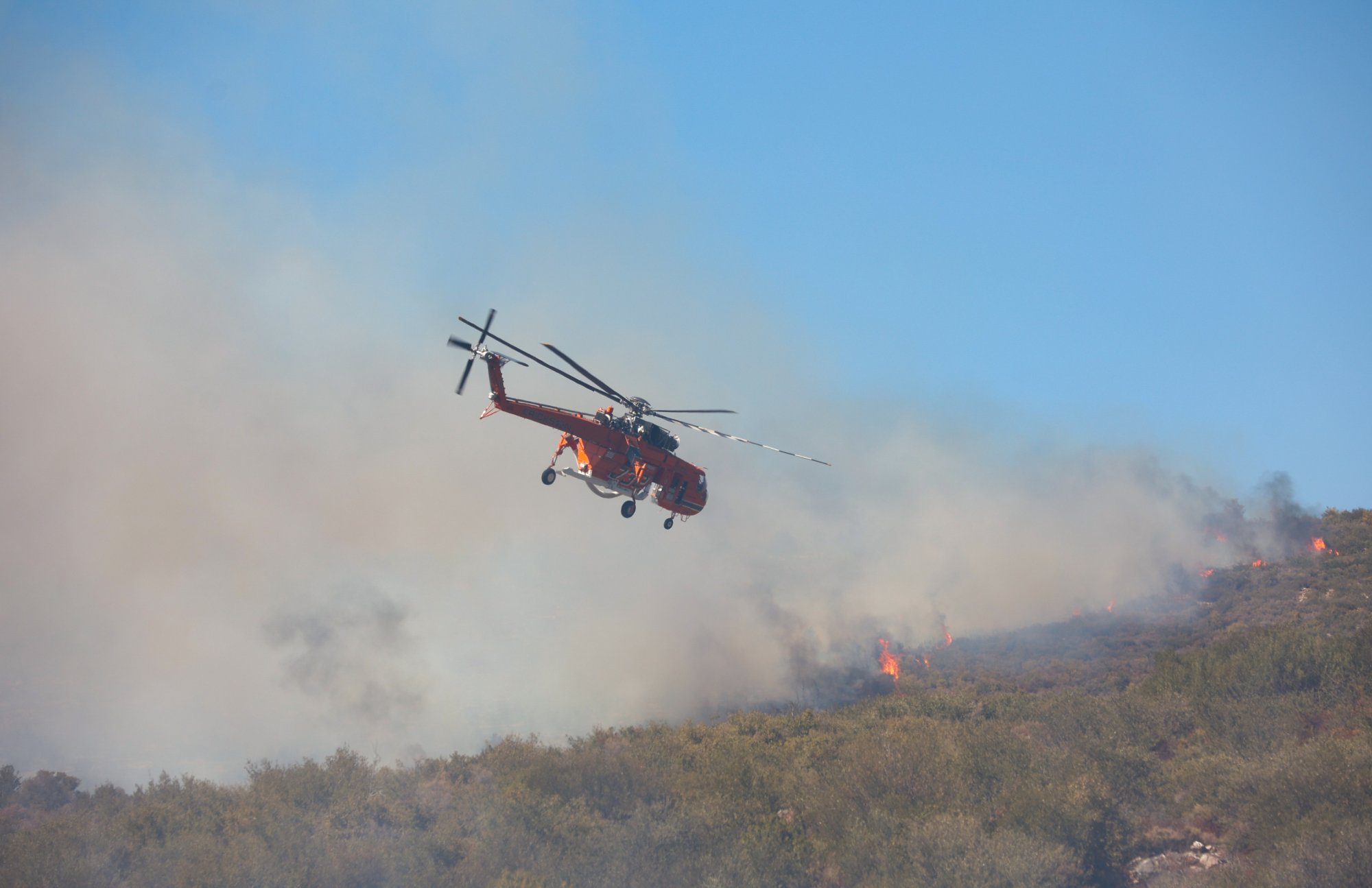 Και ενάερια μέσα στην μάχη με τις φλόγες παρά το πεδίο βολής  (φώτο)