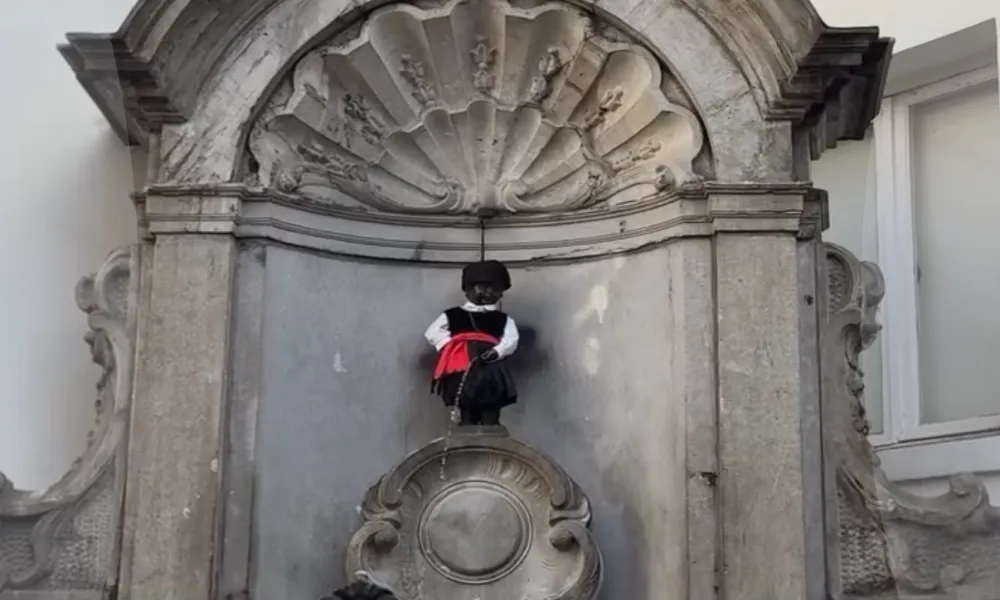 Έντυσαν βρακά το Manneken Pis στις Βρυξέλλες (βίντεο)