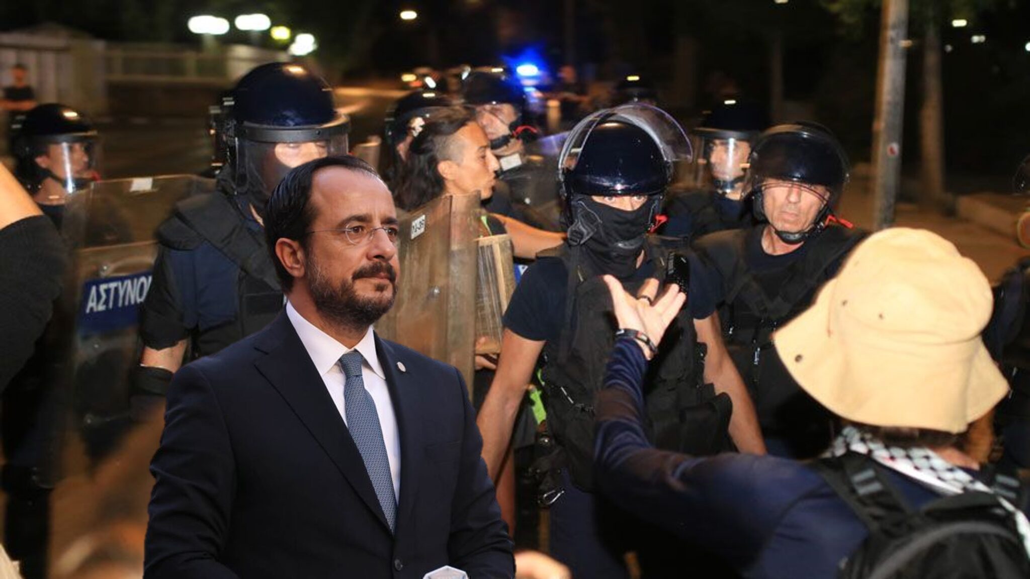 «Nα σεβαστούμε και λίγο τα μέλη των Σωμάτων Ασφαλείας»: Τι λέει ο ΠτΔ για την επεισοδιακή διαμαρτυρία και πώς απαντά στον Στεφάνου